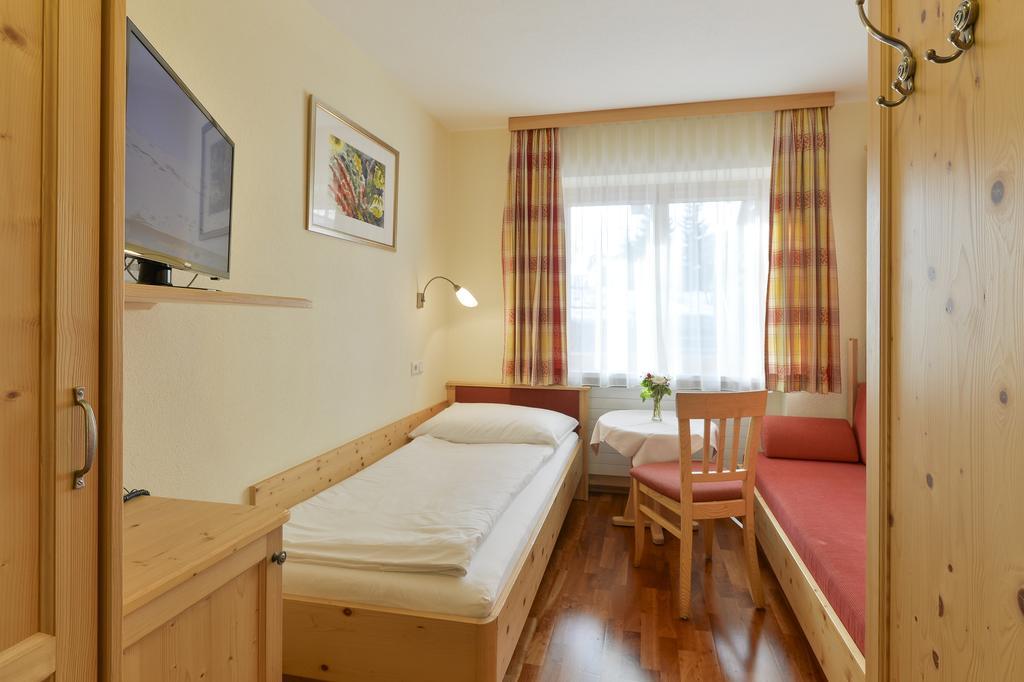 Haus Wallis Otel Lech am Arlberg Oda fotoğraf