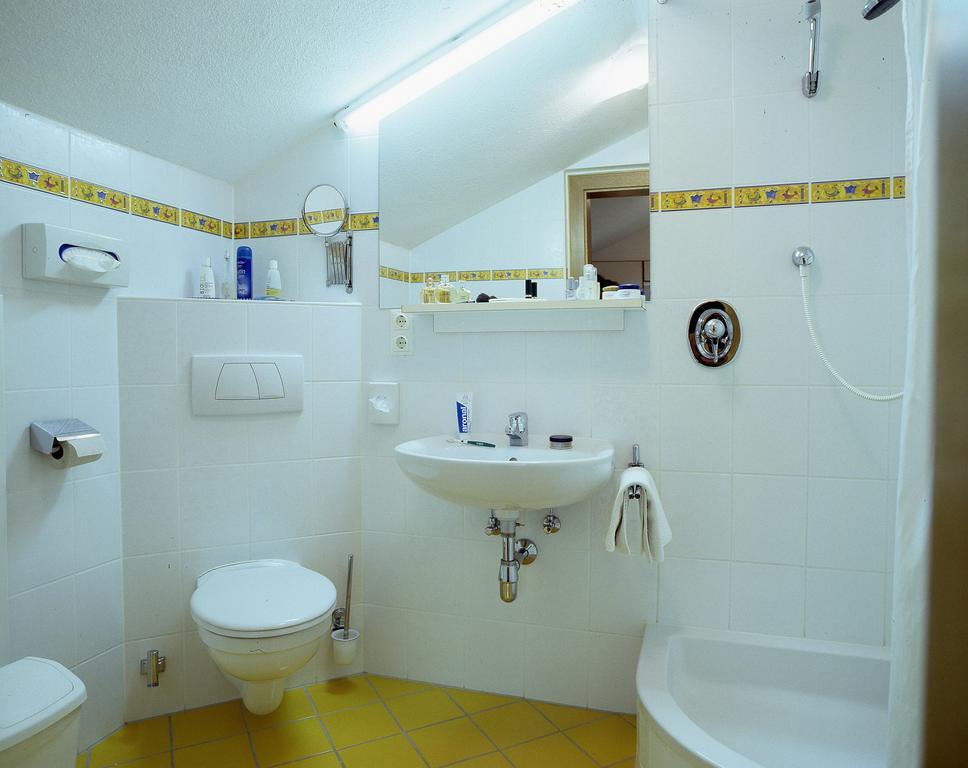 Haus Wallis Otel Lech am Arlberg Oda fotoğraf