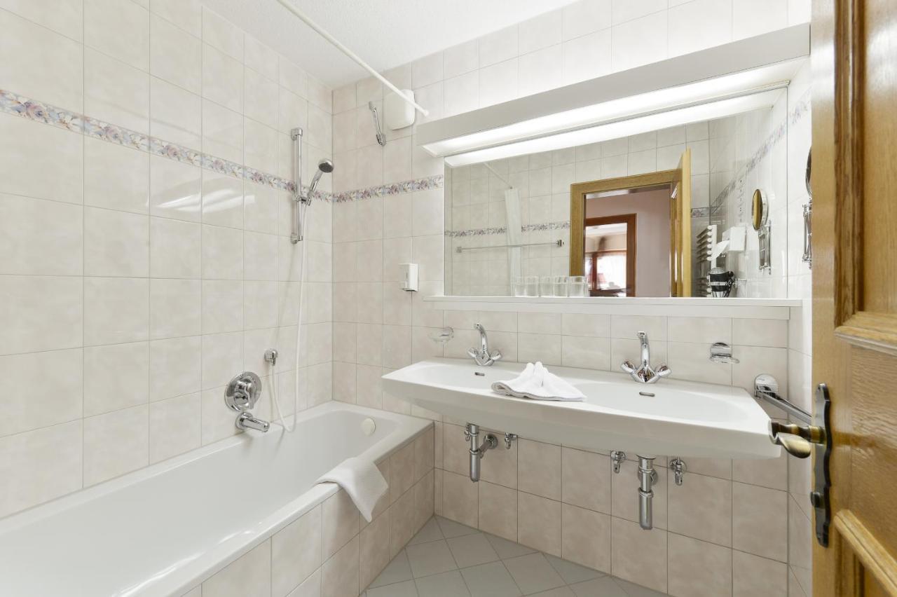 Haus Wallis Otel Lech am Arlberg Oda fotoğraf